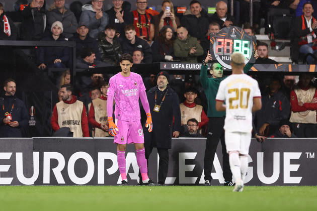 Bournemouth v AC Milan 22 October 2026, Bournemouth - UEFA Europa League - Bournemouth v AC Milan - AC Milan goalkeeper Lorenzo Torriani is substituted on after AC Milan goalkeeper Mike Maignan is sent off for a foul - Photo: Jacques Feeney Offside. Bournemouth UK Copyright: xJacquesxFeeneyx xOffsidexOffside