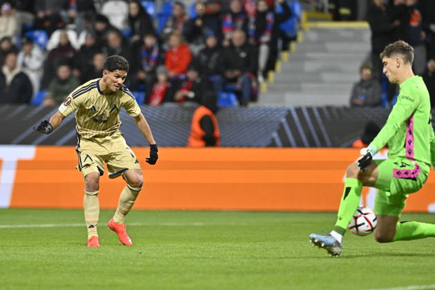 Fotball UEFA Europa League 3rd round match: Viktoria Plzen vs Levski Sofia in Pilsen, Czech Republic, October 22, 2026.From left Everton Bala of Levski scores and goalie Florian Wiegele of Viktoria receives goal. (CTKxPhoto MiroslavxChaloupka) CTKPhotoP2026102209766  CTKPhotoP2026102209766