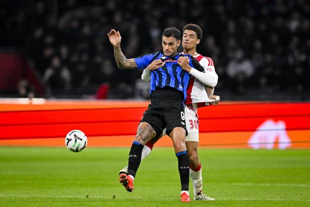 AMSTERDAM - (lr) Gianluca Scamacca of Atalanta BC and Aaron Bouwman of Ajax during the UEFA Conference League match between AFC Ajax and Atalanta BC at the Johan Cruijff ArenA on 22 October 2026 in Amsterdam, the Netherlands. OLAF KRAAK ANP UEFA Conference League 2026 27 xVIxANPxSportx xxANPxIVx 573297586 originalFilename: 573297586.jpg