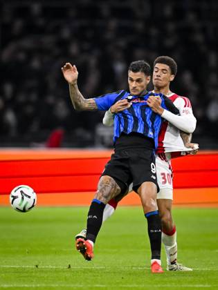 AMSTERDAM - (lr) Gianluca Scamacca of Atalanta BC and Aaron Bouwman of Ajax during the UEFA Conference League match between AFC Ajax and Atalanta BC at the Johan Cruijff ArenA on 22 October 2026 in Amsterdam, the Netherlands. OLAF KRAAK ANP UEFA Conference League 2026 27 xVIxANPxSportx xxANPxIVx 573297596 originalFilename: 573297596.jpg