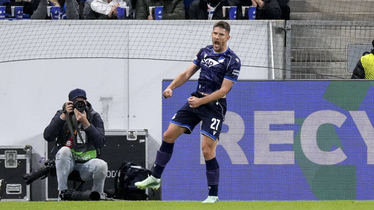 Torschütze Andrej Kramaric (Hoffenheim, 27), Spieler der TSG 1899 Hoffenheim, jubelt über das Tor zum 1:0, Jubel, jubeln, Torjubel, Torerfolg, celebrate the goal, goal, celebration, jubelt ueber das Tor, Freuen, Freude, freut sich, optimistisch, positiv, Spielszene, Highlight, Freisteller, Ganzkörper, Einzelbild, Einzelfoto, Aktion, Action, 22.10.2026, Sinsheim (Deutschland), Fussball, UEFA Europa League, TSG 1899 Hoffenheim - Olympique Lyon, DFB DFL REGULATIONS PROHIBIT ANY USE OF PHOTOGRAPHS AS IMAGE SEQUENCES AND OR QUASI-VIDEO.