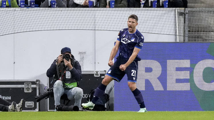 Torschütze Andrej Kramaric (Hoffenheim, 27), Spieler der TSG 1899 Hoffenheim, jubelt über das Tor zum 1:0, Jubel, jubeln, Torjubel, Torerfolg, celebrate the goal, goal, celebration, jubelt ueber das Tor, Freuen, Freude, freut sich, optimistisch, positiv, Spielszene, Highlight, Freisteller, Ganzkörper, Einzelbild, Einzelfoto, Aktion, Action, 22.10.2026, Sinsheim (Deutschland), Fussball, UEFA Europa League, TSG 1899 Hoffenheim - Olympique Lyon, DFB DFL REGULATIONS PROHIBIT ANY USE OF PHOTOGRAPHS AS IMAGE SEQUENCES AND OR QUASI-VIDEO.