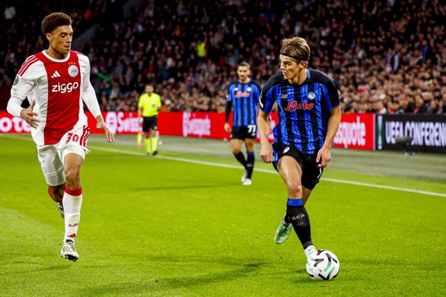 AMSTERDAM - Charles De Ketelaere of Atalanta BC dribbles with the ball under pressure from Aaron Bouwman of AFC Ajax during the UEFA Conference League match between AFC Ajax and Atalanta BC at the Johan Cruijff ArenA on October 22, 2026 in Amsterdam, the Netherlands. WART BRINKERHOF ANP Conference League 2026 27 xVIxANPxSportx xMarcelxterxBalsxIVx 573298474 originalFilename: 573298474.jpg