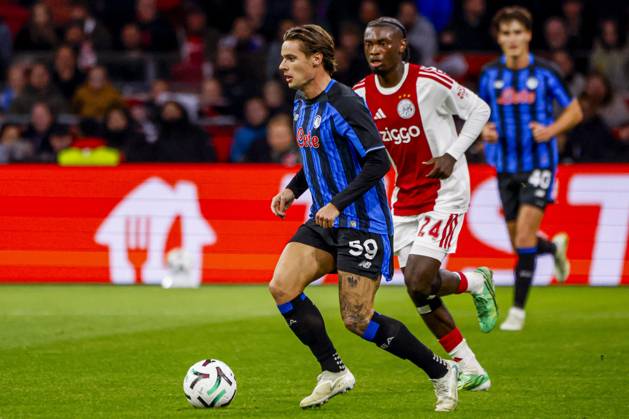 AMSTERDAM - Nicola Zalewski of Atalanta BC dribbles with the ball under pressure from Jorthy Mokio of AFC Ajax during the UEFA Conference League match between AFC Ajax and Atalanta BC at the Johan Cruijff ArenA on 22 October 2026 in Amsterdam, the Netherlands. WART BRINKERHOF ANP Conference League 2026 27 xVIxANPxSportx xMarcelxterxBalsxIVx 573298655 originalFilename: 573298655.jpg