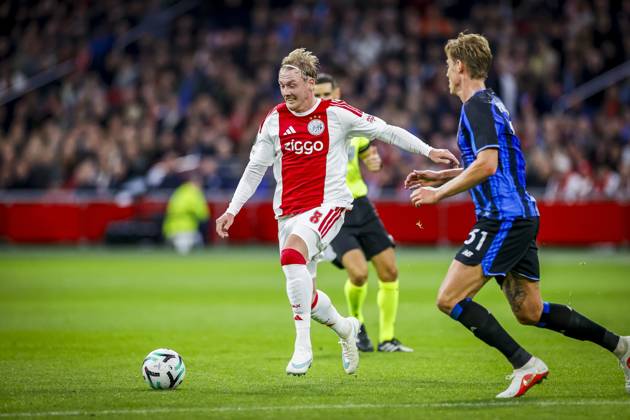 AMSTERDAM , 22-10-2026 , JohanCruijff ArenA , season 2026 2027 , UEFA Conference League , League phase - Matchday 3 football , match between Ajax and Atalanta , Picture shows Ajax player Julian Brandt and Atalanta player Thomas Kristensen Ajax - Atalanta  x208963046x Copyright: