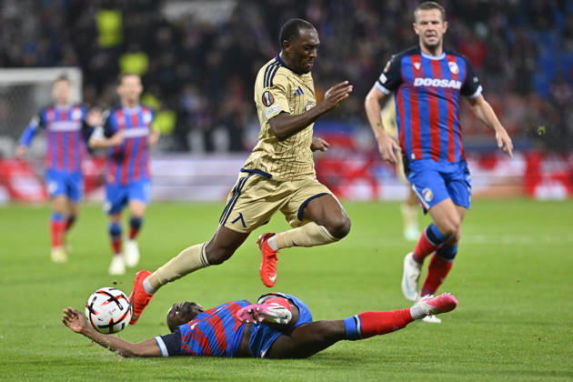 Fotball UEFA Europa League 3rd round match: Viktoria Plzen vs Levski Sofia in Pilsen, Czech Republic, October 22, 2026. From left Cheick Souare of Viktoria and Mehdi Moubarik of Levski. (CTKxPhoto MiroslavxChaloupka) CTKPhotoP2026102209894  CTKPhotoP2026102209894
