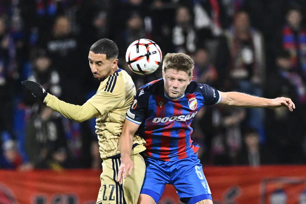 Fotball UEFA Europa League 3rd round match: Viktoria Plzen vs Levski Sofia in Pilsen, Czech Republic, October 22, 2026. From left Mazire Soula of Levski, Lukas Cerv of Viktora. (CTKxPhoto MiroslavxChaloupka) CTKPhotoP2026102209904  CTKPhotoP2026102209904
