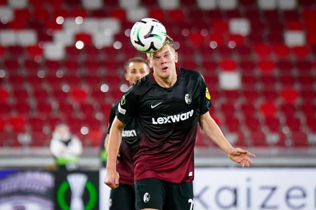 Fussball UEFA Conference League 2026 - 2027, 2. Spieltag - AS Monaco vs SC Freiburg - Stadion Louis II (Monaco): Matthias Ginter (SC Freiburg, 28) Kopfball, Mimik, Gesichtsausdruck, Emotion Copyright: xJOERANxSTEINSIEKx