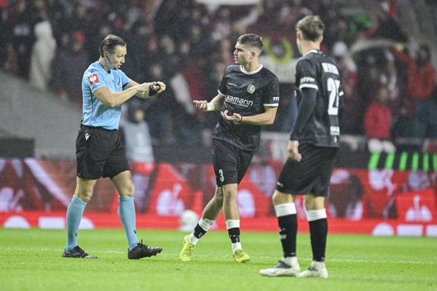 SC Braga v KAA Gent - UEFA Conference League BRAGA, PORTUGAL - OCTOBER 22 : referee and Paskotsi Kaksim defender of KAA Gent during the UEFA Conference League 2026 27 League Phase matchday 2 match between SC Braga and KAA Gent on October 22, 2026 in Braga, Portugal, 22 10 2026 Braga Portugal Copyright: xNicoxVereeckenx