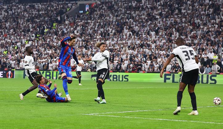 Yeremy Pino of Crystal Palace scores their sides second goal Besiktas v Crystal Palace, UEFA Europa League, Football, Tupras Stadium, Istanbul, Turkey - 22 Oct 2026Istanbul Tupras Stadium Turkey  Copyright: xMichaelxZemanek Shutterstockx 17230042ah