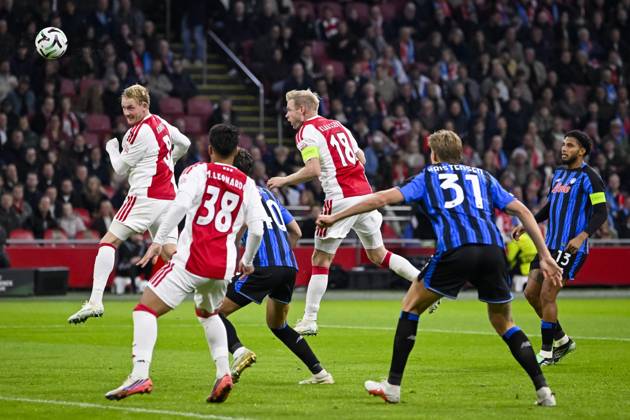 AMSTERDAM - (lr) Julian Brandt of Ajax heads the ball, Marcos Leonardo of Ajax, Davy Klaassen of Ajax, Thomas Kristensen of Atalanta BC and Ederson of Atalanta BC during the UEFA Conference League match between AFC Ajax and Atalanta BC at the Johan Cruijff ArenA on 22 October 2026 in Amsterdam, the Netherlands. OLAF KRAAK ANP UEFA Conference League 2026 27 xVIxANPxSportx xxANPxIVx 573301425 originalFilename: 573301425.jpg
