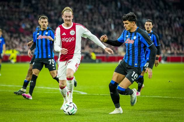 AMSTERDAM , 22-10-2026 , JohanCruijff ArenA , season 2026 2027 , UEFA Conference League , League phase - Matchday 3 football , match between Ajax and Atalanta , Picture shows Ajax player Julian Brandt and Atalanta player Raoul Bellanova Ajax - Atalanta  x208963771x Copyright: