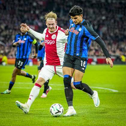 AMSTERDAM , 22-10-2026 , JohanCruijff ArenA , season 2026 2027 , UEFA Conference League , League phase - Matchday 3 football , match between Ajax and Atalanta , Picture shows Ajax player Julian Brandt and Atalanta player Raoul Bellanova Ajax - Atalanta  x208963795x Copyright: