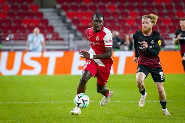 Fussball UEFA Conference League 2026 - 2027, 2. Spieltag - AS Monaco vs SC Freiburg - Stadion Louis II (Monaco): Christian Mawissa (AS Monaco, 13) am Ball mit Niklas Beste (SC Freiburg, 19) Copyright: xJOERANxSTEINSIEKx