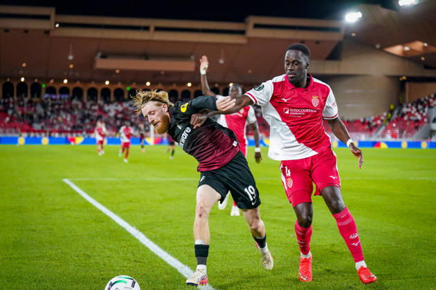 Fussball UEFA Conference League 2026 - 2027, 2. Spieltag - AS Monaco vs SC Freiburg - Stadion Louis II (Monaco): Niklas Beste (SC Freiburg, 19) und Jordan Teze (AS Monaco, 4) im Zweikampf Copyright: xJOERANxSTEINSIEKx