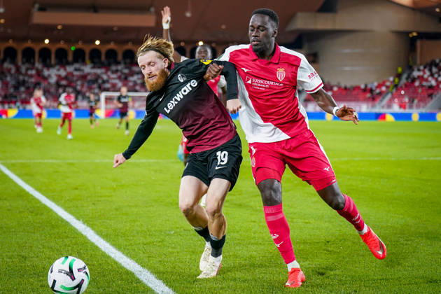 Fussball UEFA Conference League 2026 - 2027, 2. Spieltag - AS Monaco vs SC Freiburg - Stadion Louis II (Monaco): Niklas Beste (SC Freiburg, 19) und Jordan Teze (AS Monaco, 4) im Zweikampf Copyright: xJOERANxSTEINSIEKx