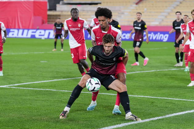 Maximilian Eggestein (SC Freiburg, 08) im Zweikampf mit Edan Diop (AS Monaco, 37) , Monaco, Fussball, UEFA Conference League, 2. Spieltag, Ligaphase , 2026 2027, AS Monaco vs. SC Freiburg, 22.10.2026, Stade Louis II, Monaco Monaco Stade Louis II Fontvieille Monaco Copyright: xArnexAmbergx