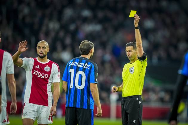 AMSTERDAM , 22-10-2026 , JohanCruijff ArenA , season 2026 2027 , UEFA Conference League , League phase - Matchday 3 football , match between Ajax and Atalanta , Picture shows Atalanta player Lazar Vujadin Samardzic get a yellow card from referee Antonio Nobre Ajax - Atalanta  x208964069x Copyright:
