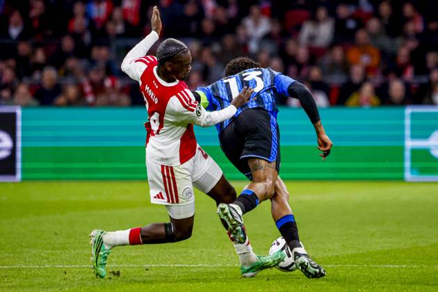 AMSTERDAM - Ederson of Atalanta BC battles for possession with Jorthy Mokio of AFC Ajax during the UEFA Conference League match between AFC Ajax and Atalanta BC at the Johan Cruijff ArenA on 22 October 2026 in Amsterdam, the Netherlands. WART BRINKERHOF ANP Conference League 2026 27 xVIxANPxSportx xMarcelxterxBalsxIVx 573302140 originalFilename: 573302140.jpg