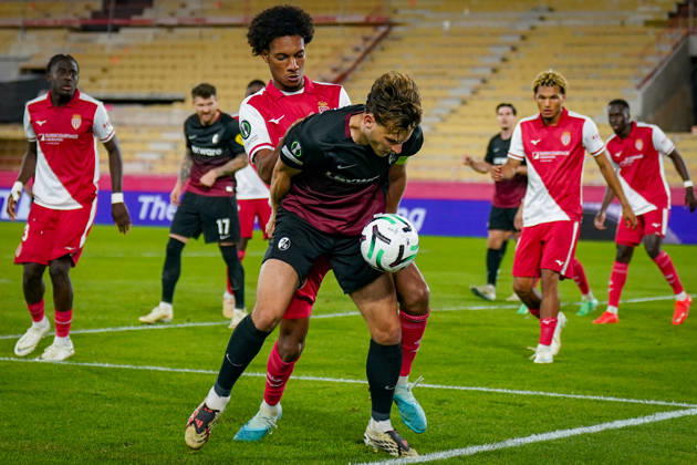 Fussball UEFA Conference League 2026 - 2027, 2. Spieltag - AS Monaco vs SC Freiburg - Stadion Louis II (Monaco): Maximilian Eggestein (SC Freiburg, 8) und Edan Diop (AS Monaco, 37) im Zweikampf Copyright: xJOERANxSTEINSIEKx