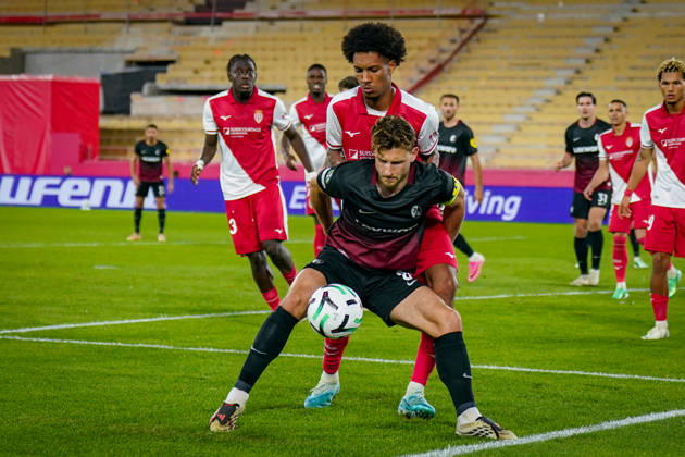 Fussball UEFA Conference League 2026 - 2027, 2. Spieltag - AS Monaco vs SC Freiburg - Stadion Louis II (Monaco): Maximilian Eggestein (SC Freiburg, 8) und Edan Diop (AS Monaco, 37) im Zweikampf Copyright: xJOERANxSTEINSIEKx