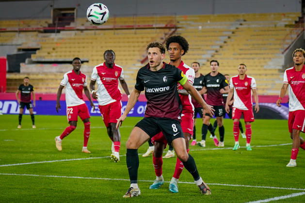 Fussball UEFA Conference League 2026 - 2027, 2. Spieltag - AS Monaco vs SC Freiburg - Stadion Louis II (Monaco): Maximilian Eggestein (SC Freiburg, 8) und Edan Diop (AS Monaco, 37) im Zweikampf Copyright: xJOERANxSTEINSIEKx
