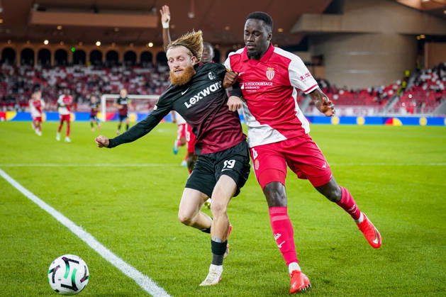 Fussball UEFA Conference League 2026 - 2027, 2. Spieltag - AS Monaco vs SC Freiburg - Stadion Louis II (Monaco): Niklas Beste (SC Freiburg, 19) und Jordan Teze (AS Monaco, 4) im Zweikampf Copyright: xJOERANxSTEINSIEKx
