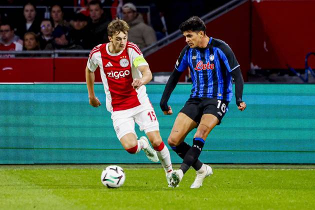 AMSTERDAM - Raoul Bellanova of Atalanta BC passes the ball under pressure from Youri Baas of AFC Ajax during the UEFA Conference League match between AFC Ajax and Atalanta BC at the Johan Cruijff ArenA on October 22, 2026 in Amsterdam, the Netherlands. WART BRINKERHOF ANP Conference League 2026 27 xVIxANPxSportx xMarcelxterxBalsxIVx 573303322 originalFilename: 573303322.jpg