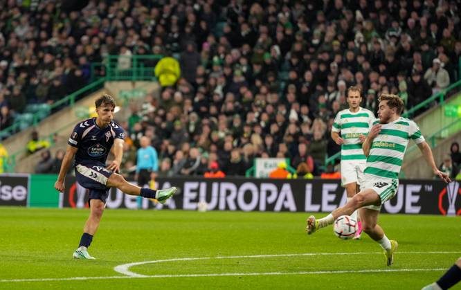 Javi Rodriguez of Celta Vigo scores to give Celta Vigo a 1-2 lead Celtic v Celta Vigo, UEFA Europa League, Football, Celtic Park, Glasgow, Scotland, UK - 22 Oct 2026Glasgow Celtic Park Scotland United Kingdom  Copyright: xStuartxWallace Shutterstockx 17230137cr