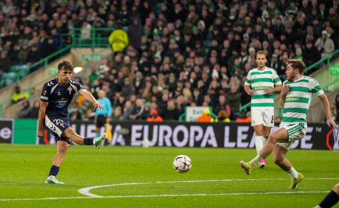 Javi Rodriguez of Celta Vigo scores to give Celta Vigo a 1-2 lead Celtic v Celta Vigo, UEFA Europa League, Football, Celtic Park, Glasgow, Scotland, UK - 22 Oct 2026Glasgow Celtic Park Scotland United Kingdom  Copyright: xStuartxWallace Shutterstockx 17230137cq