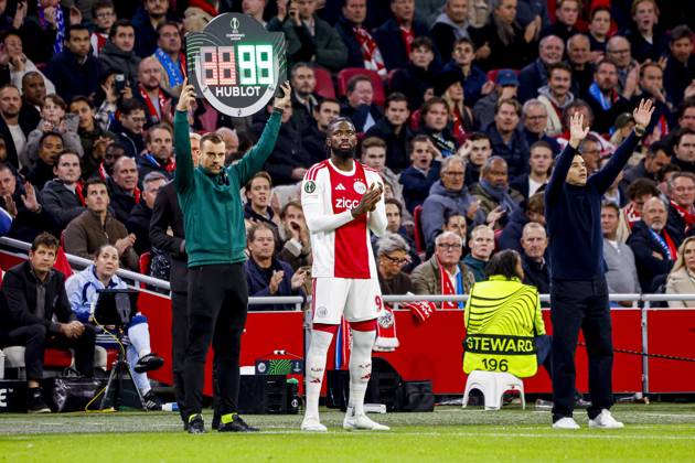 AMSTERDAM - Tolu Arokodare of AFC Ajax stands ready to be substituted during the UEFA Conference League match between AFC Ajax and Atalanta BC at the Johan Cruijff ArenA on October 22, 2026 in Amsterdam, the Netherlands. WART BRINKERHOF ANP Conference League 2026 27 xVIxANPxSportx xMarcelxterxBalsxIVx 573303625 originalFilename: 573303625.jpg