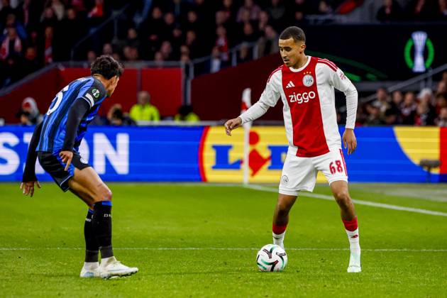 AMSTERDAM - Abdellah Ouazane of AFC Ajax dribbles with the ball under pressure from Raoul Bellanova of Atalanta BC during the UEFA Conference League match between AFC Ajax and Atalanta BC at the Johan Cruijff ArenA on October 22, 2026 in Amsterdam, the Netherlands. WART BRINKERHOF ANP Conference League 2026 27 xVIxANPxSportx xMarcelxterxBalsxIVx 573304222 originalFilename: 573304222.jpg