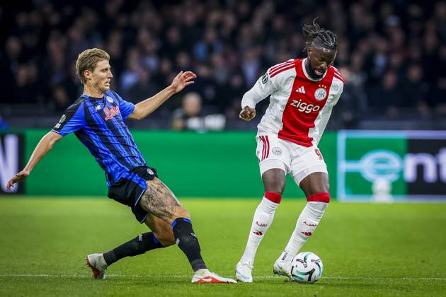 AMSTERDAM , 22-10-2026 , JohanCruijff ArenA , season 2026 2027 , UEFA Conference League , League phase - Matchday 3 football , match between Ajax and Atalanta , Picture shows Atalanta player Thomas Kristensen and Ajax player Toluwalase Arokodare Ajax - Atalanta  x208964797x Copyright: