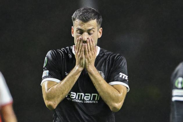 SC Braga v KAA Gent - UEFA Conference League BRAGA, PORTUGAL - OCTOBER 22 : Benes Laszlo midfielder of KAA Gent looking dejected after an opponent s goal during the UEFA Conference League 2026 27 League Phase matchday 2 match between SC Braga and KAA Gent on October 22, 2026 in Braga, Portugal, 22 10 2026 Braga Portugal  Copyright: xNicoxVereeckenx