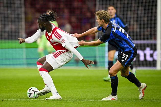 AMSTERDAM - (lr) Tolu Arokodare of Ajax and Thomas Kristensen of Atalanta BC during the UEFA Conference League match between AFC Ajax and Atalanta BC at the Johan Cruijff ArenA on 22 October 2026 in Amsterdam, the Netherlands. OLAF KRAAK ANP UEFA Conference League 2026 27 xVIxANPxSportx xxANPxIVx 573304587 originalFilename: 573304587.jpg