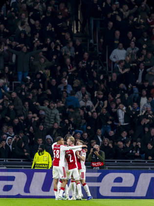 AMSTERDAM - Ajax players celebrate the goal by Ajax forward Tolu Arokodare, 1-0, during the UEFA Conference League match between Ajax and Atalanta in Johan Cruijff ArenA on 22 October 2026 in Amsterdam, Nederland. (Photo by DeFodi Images) -
