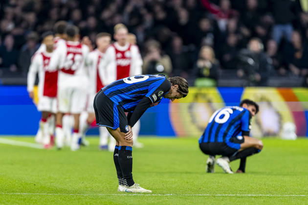 AMSTERDAM - Atalanta players are dejected after the 1-0 by Ajax forward Tolu Arokodare during the UEFA Conference League match between Ajax and Atalanta in Johan Cruijff ArenA on 22 October 2026 in Amsterdam, Nederland. (Photo by DeFodi Images) -