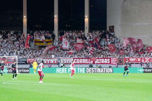 Fans, Ultras in der Kurve, Fankurve unterstützen ihre Mannschaft, Fahnen, Schal, Support , Monaco, Fussball, UEFA Conference League, 2. Spieltag, Ligaphase , 2026 2027, AS Monaco vs. SC Freiburg, 22.10.2026, Stade Louis II, Monaco Monaco Stade Louis II Fontvieille Monaco Copyright: xArnexAmbergx