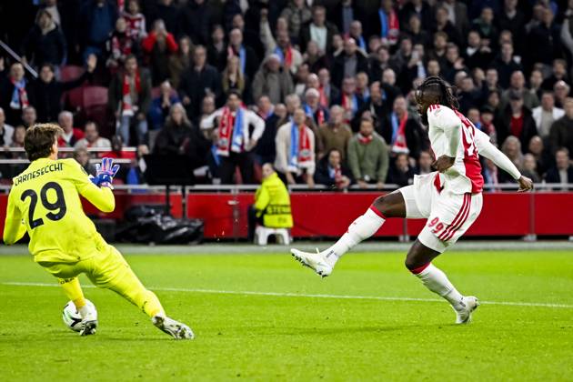 AMSTERDAM - (lr) Atalanta BC goalkeeper Marco Carnesecchi and Tolu Arokodare of Ajax scoring the 1-0 during the UEFA Conference League match between AFC Ajax and Atalanta BC at the Johan Cruijff ArenA on October 22, 2026 in Amsterdam, the Netherlands. OLAF KRAAK ANP UEFA Conference League 2026 27 xVIxANPxSportx xxANPxIVx 573305908 originalFilename: 573305908.jpg