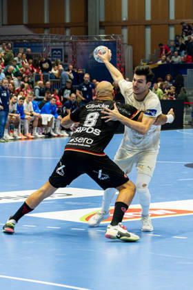 Kassel, Deutschland 22. Oktober 2026: EHF Champions League - 2026 2027 - Gruppenphase - Gruppe B - Sp. 5 - MT Melsungen gegen Orlen Wisla Plock Im Bild: v. li. im Zweikampf Adrian Sipos Adrian Sipos (MT) und GergÅ‘ Fazekas Gergo Fazekas (SPR) Rothenbach-Halle Hessen Copyright: xFotostandx xKruczynskix