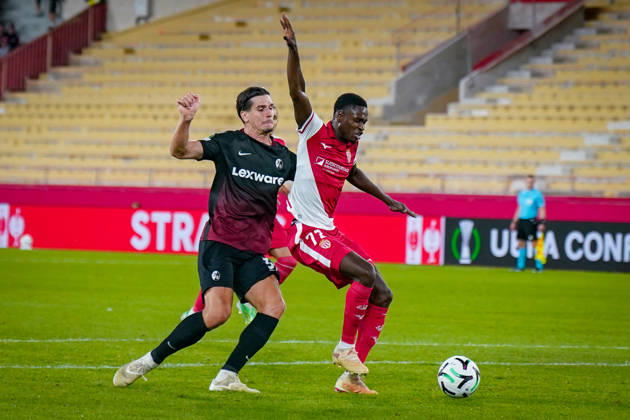 Fussball UEFA Conference League 2026 - 2027, 2. Spieltag - AS Monaco vs SC Freiburg - Stadion Louis II (Monaco): Sadibou Sane (AS Monaco, 72) Igor Matanovic (SC Freiburg, 31) im Zweikampf Copyright: xJOERANxSTEINSIEKx