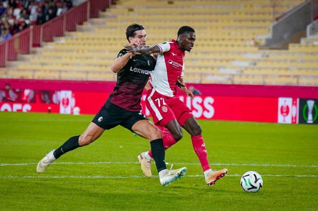 Fussball UEFA Conference League 2026 - 2027, 2. Spieltag - AS Monaco vs SC Freiburg - Stadion Louis II (Monaco): Sadibou Sane (AS Monaco, 72) Igor Matanovic (SC Freiburg, 31) im Zweikampf Copyright: xJOERANxSTEINSIEKx