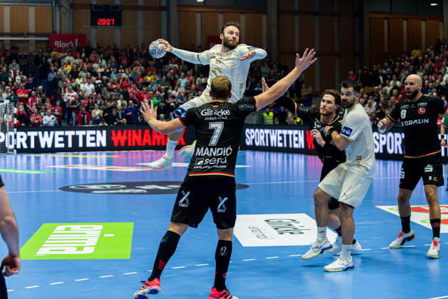 Kassel, Deutschland 22. Oktober 2026: EHF Champions League - 2026 2027 - Gruppenphase - Gruppe B - Sp. 5 - MT Melsungen gegen Orlen Wisla Plock Im Bild: v. li. im Zweikampf David MandiÄ‡ Mandic (MT) und Zoltan Szita Zoltan Szita (SPR) Rothenbach-Halle Hessen Copyright: xFotostandx xKruczynskix