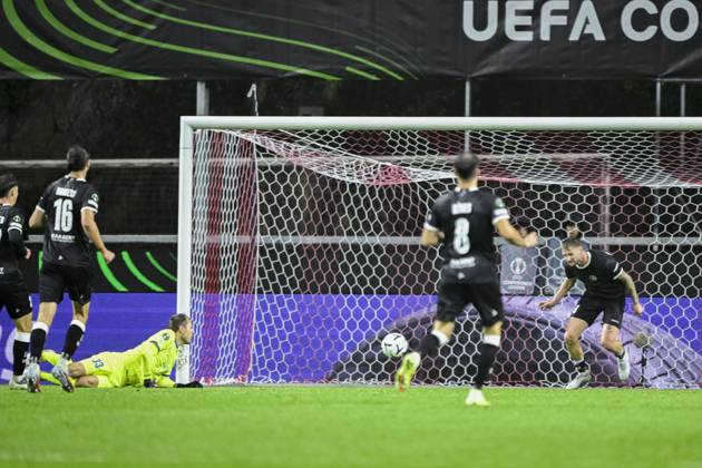 SC Braga v KAA Gent - UEFA Conference League BRAGA, PORTUGAL - OCTOBER 22 : Van Der Heyden Siebe defender of KAA Gent, Roef Davy goalkeeper of KAA Gent saving a goal during the UEFA Conference League 2026 27 League Phase matchday 2 match between SC Braga and KAA Gent on October 22, 2026 in Braga, Portugal, 22 10 2026 Braga Portugal Copyright: xNicoxVereeckenx