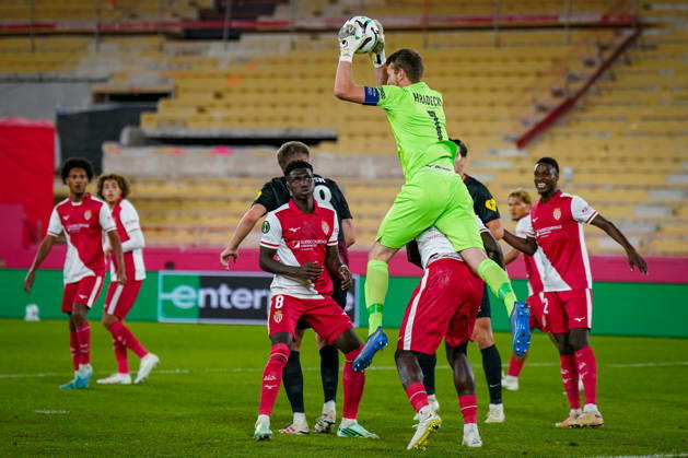 Fussball UEFA Conference League 2026 - 2027, 2. Spieltag - AS Monaco vs SC Freiburg - Stadion Louis II (Monaco): Lukas Hradecky (AS Monaco, 1) am Ball Copyright: xJOERANxSTEINSIEKx