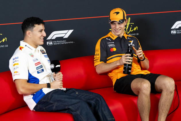 French Formula One driver Isack Hadjar of Red Bull Racing speaks with Australian Formula One driver Oscar Piastri of McLaren F1 Team before a press conference, PK, Pressekonferenz prior to the Formula One United States Grand Prix at the Circuit of the Americas in Austin, Texas on Thursday, October 22, 2026.  AUS2026102219 GREGxNASH