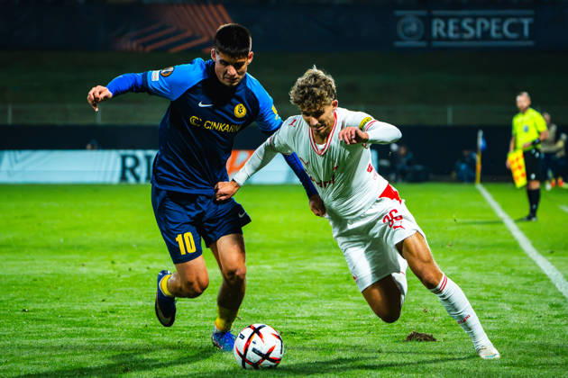 CELJE, SLOVENIA - OCTOBER 22: Svit Seslar of Celje (L) in action against Justin Omoregie of Salzburg (R) during the UEFA Europa League match between Celje (Slovenia) and Salzburg (Austria) at Stadion Celje, Celje on October 22, 2026 in Celje, Slovenia. (Photo by Andraz Corel Sports Press Photo). Copyright: xAndrazxCorelx xSPPx Sportspressphoto_SPR263552