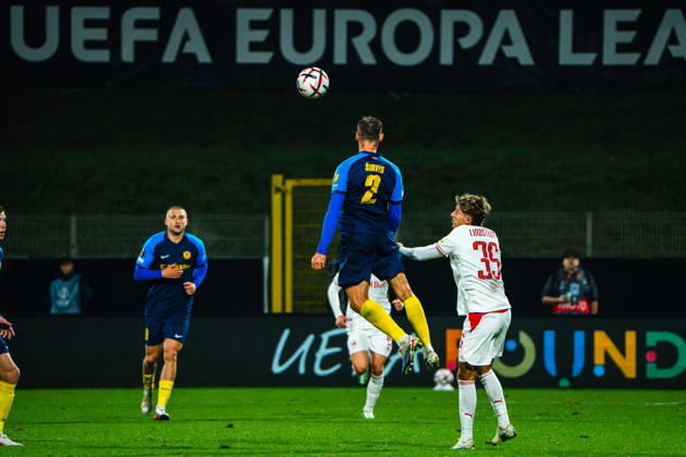 CELJE, SLOVENIA - OCTOBER 22: Pijus Sirvys of Celje (C) in action against Jesper Lindstrom of Salzburg (R) during the UEFA Europa League match between Celje (Slovenia) and Salzburg (Austria) at Stadion Celje, Celje on October 22, 2026 in Celje, Slovenia. (Photo by Andraz Corel Sports Press Photo). Copyright: xAndrazxCorelx xSPPx Sportspressphoto_SPR263560