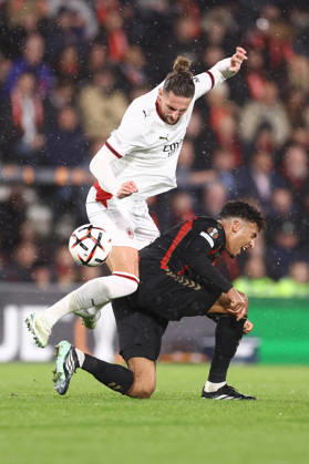 Bournemouth v AC Milan 22 October 2026, Bournemouth - UEFA Europa League - Bournemouth v AC Milan - Adrien Rabiot of AC Milan and James Hill of Bournemouth - Photo: Jacques Feeney Offside. Bournemouth UK Copyright: xJacquesxFeeneyx xOffsidexOffside