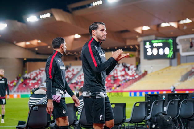Fussball UEFA Conference League 2026 - 2027, 2. Spieltag - AS Monaco vs SC Freiburg - Stadion Louis II (Monaco): Christian Günter (SC Freiburg, 30) Vincenzo Grifo (SC Freiburg, 32) Trauer und Enttäuschung nach der Niederlage gegen den SC Freiburg. Niedergeschlagene Stimmung, Frust, Ernüchterung und Resignation nach dem Abpfiff. Fussball, Niederlage, Enttäuschung, Traurigkeit, Frustration, Emotionen, Reaktion, Spielende, Schlusspfiff, Misserfolg, Europapokal, UEFA Conference League. Copyright: xJOERANxSTEINSIEKx